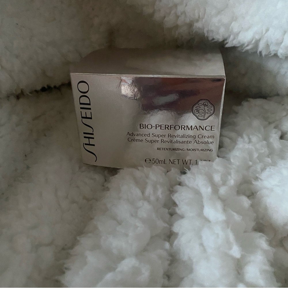 Shiseido Bio-Performance Advanced Cream - Silver and White
